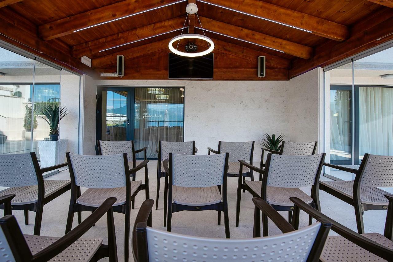Santorini Apart Hotel Krasići Esterno foto